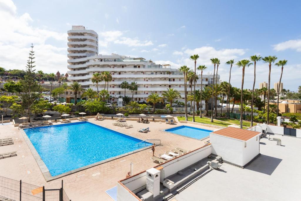 The swimming pool at or close to Cosy apartment near the sea in Las Americas