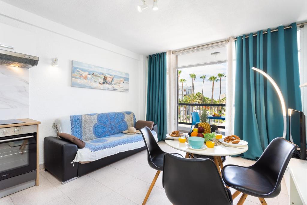 A seating area at Cosy apartment near the sea in Las Americas