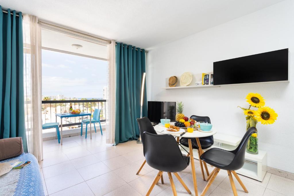 A television and/or entertainment centre at Cosy apartment near the sea in Las Americas