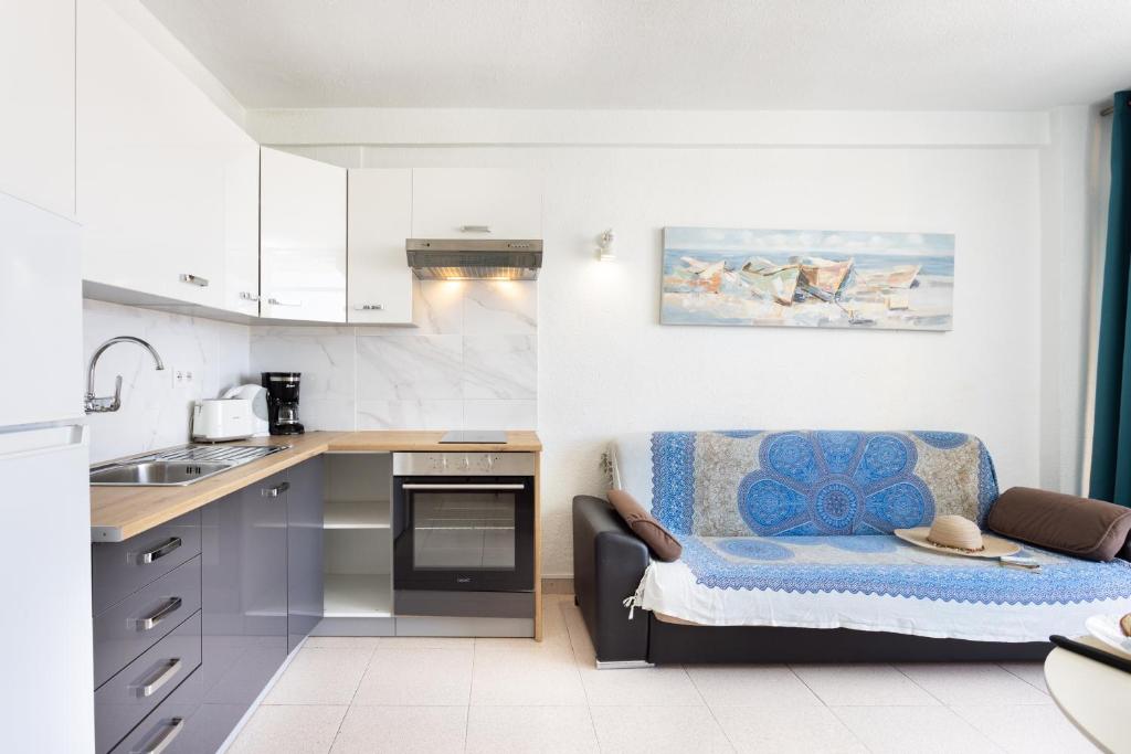 A kitchen or kitchenette at Cosy apartment near the sea in Las Americas