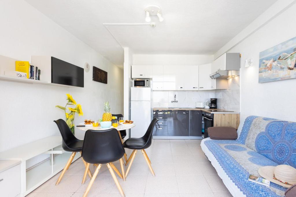 A kitchen or kitchenette at Cosy apartment near the sea in Las Americas