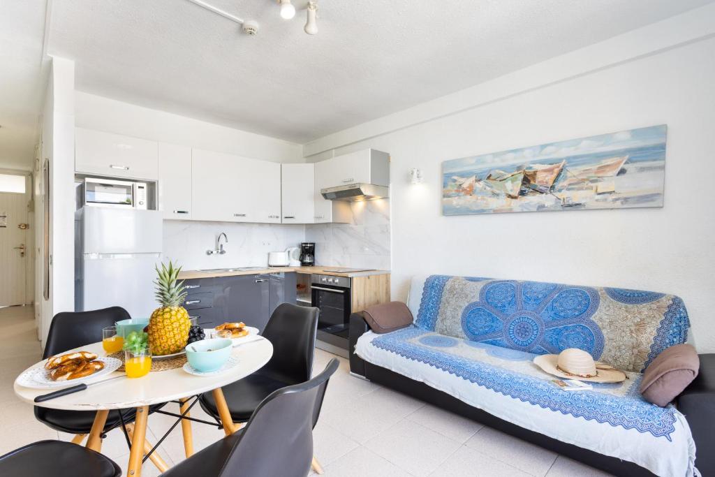 A kitchen or kitchenette at Cosy apartment near the sea in Las Americas