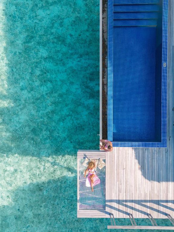 Bazén v ubytování Radisson Blu Resort Maldives with 50 percent off on Sea Plane round trip 03 nights & above nebo v jeho okolí