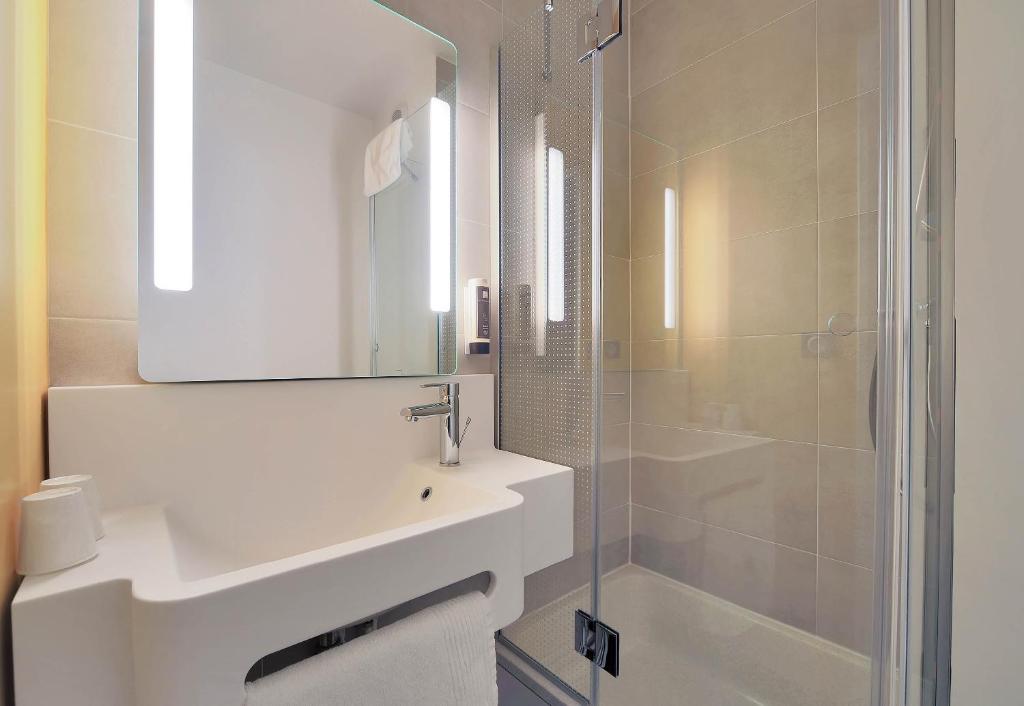 Koupelna v ubytování B&B HOTEL Le Tréport Friville
