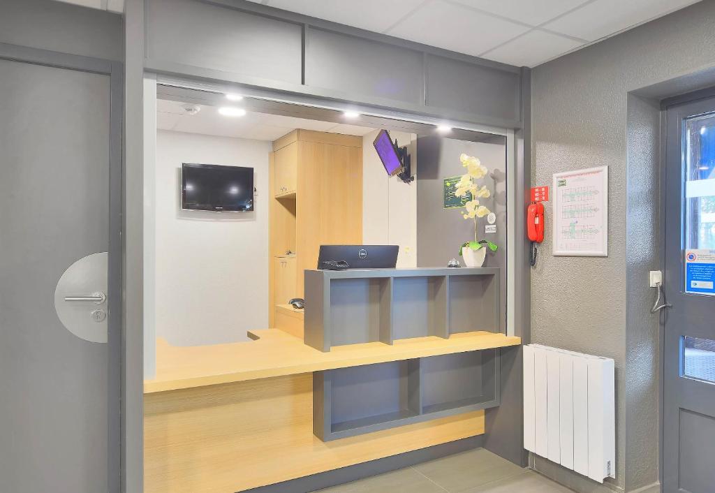 TV a/nebo společenská místnost v ubytování B&B HOTEL Le Tréport Friville