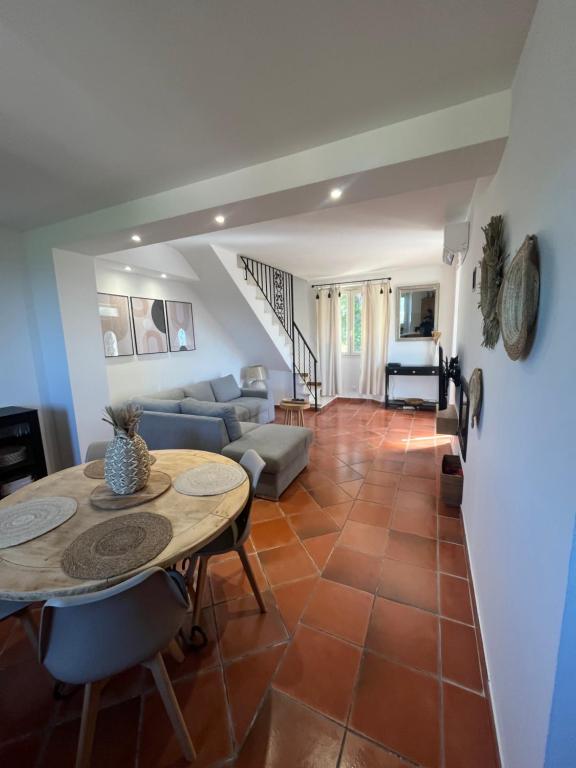 un salon avec une table et un canapé dans l'établissement Casa Dume, à Calenzana