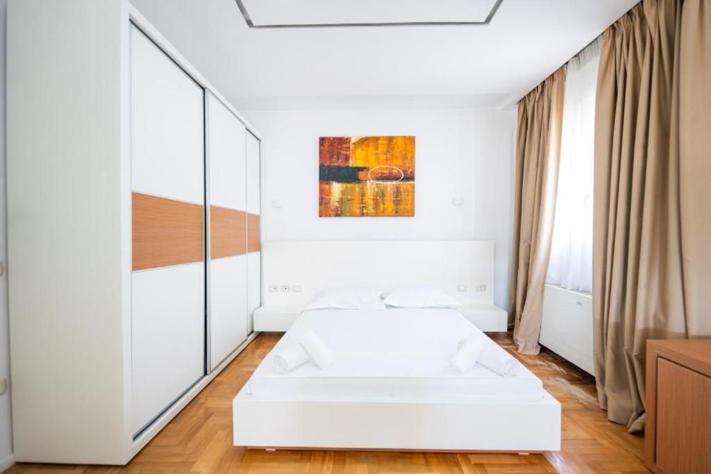 Postel nebo postele na pokoji v ubytování Thea Hotel