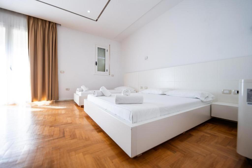 Postel nebo postele na pokoji v ubytování Thea Hotel