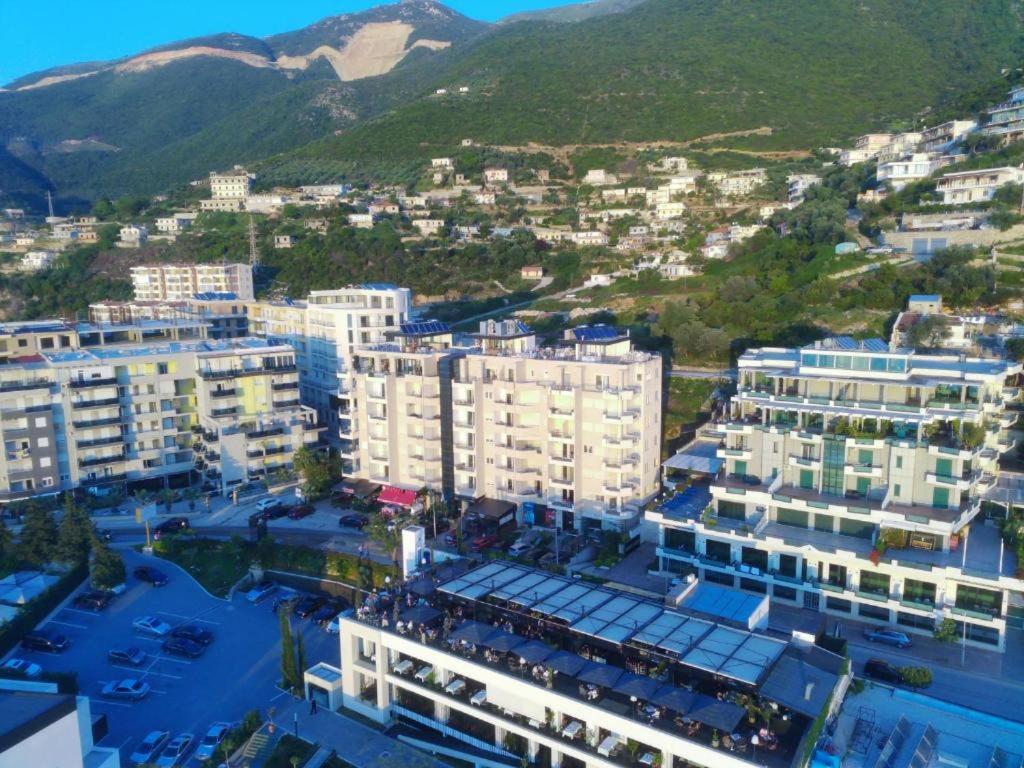 Nespecifikovaný výhled na hory nebo výhled na hory při pohledu z hotelu