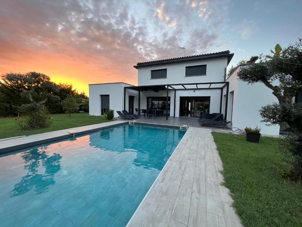 une villa avec piscine devant une maison dans l'établissement Villa de luxe tout confort, à Bénesse-Maremne