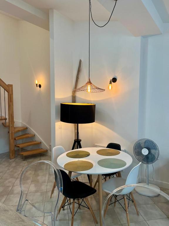 une salle à manger avec une table et des chaises dans l'établissement Spacieux T1 lumineux au cœur de Toulon, à Toulon