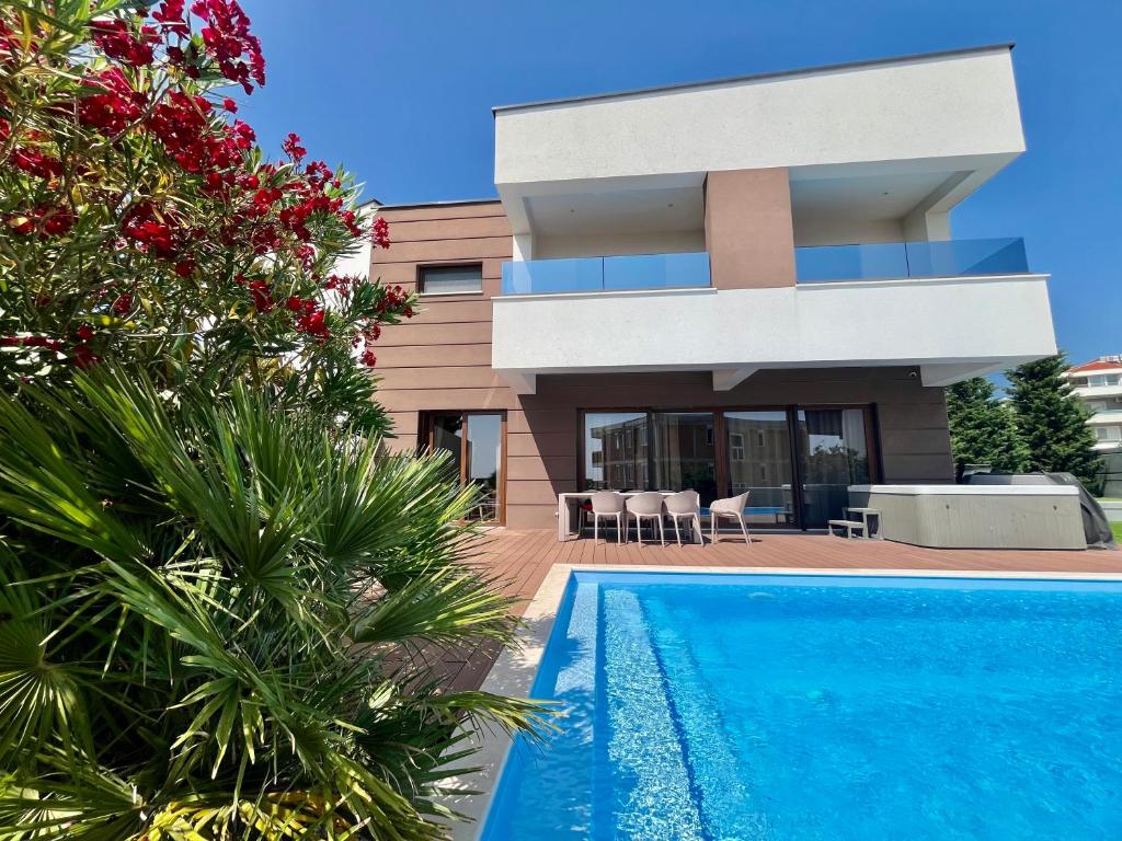 willa z basenem przed domem w obiekcie Villa Estate w Novalji