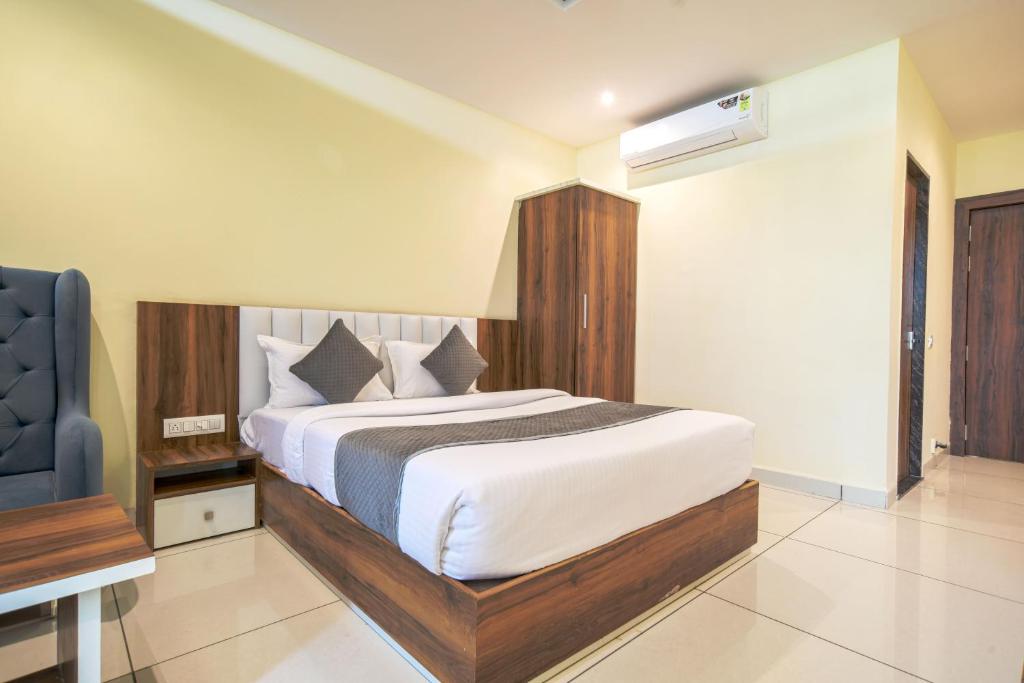 Postel nebo postele na pokoji v ubytování Radhe Krishna Resort