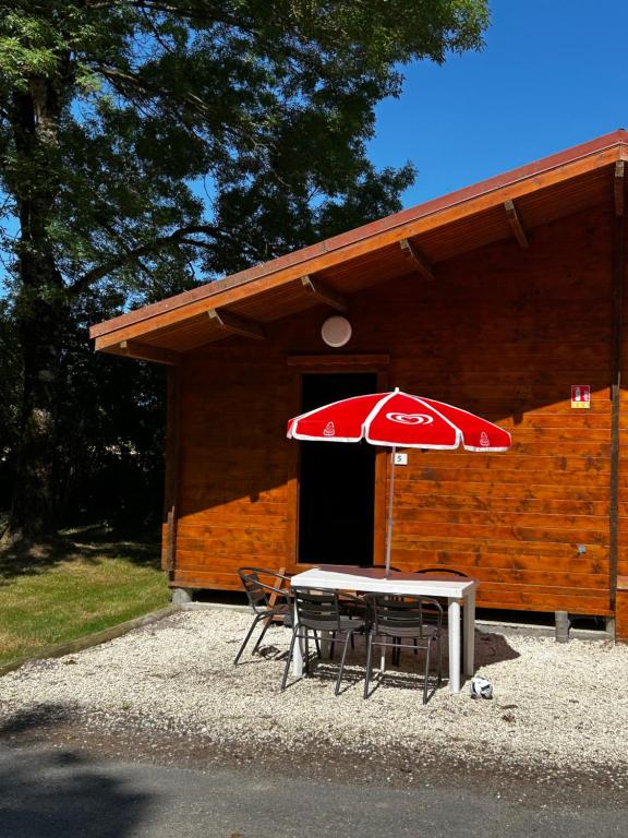 Budynek, w którym mieści się kemping