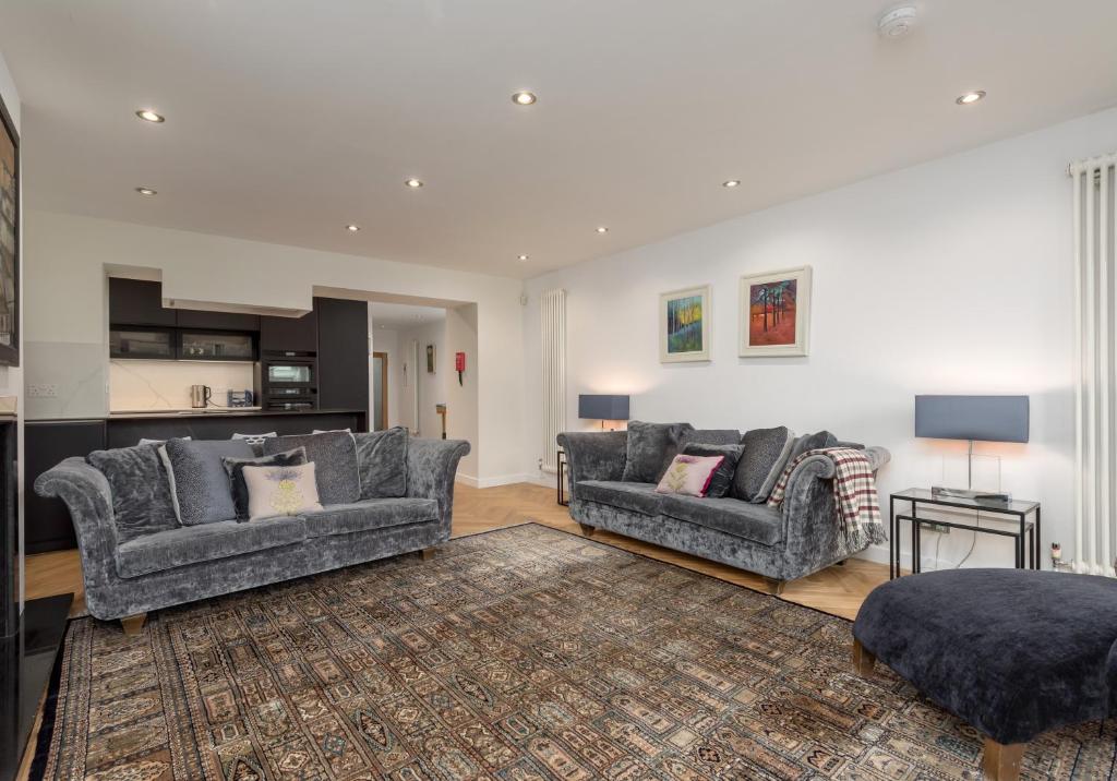 Hotel The York Place Residence, a living room with two couches and a kitchen at The York Place Residence in Edinburgh