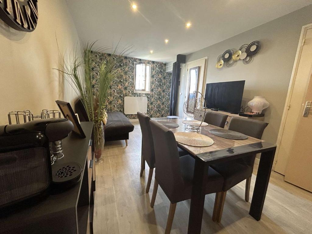 une salle à manger avec une table, des chaises et un canapé dans l'établissement SP520-I196 Appartement 2 pièces 4 couchages SAINT PIERRE LA MER, à Saint Pierre La Mer