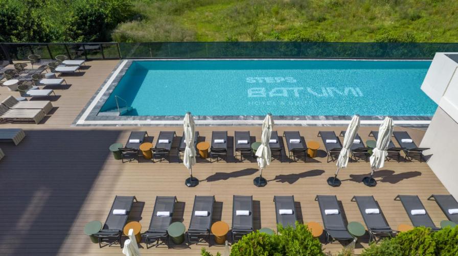 Bazén v ubytování STEPS Batumi Hotel & Suites nebo v jeho okolí