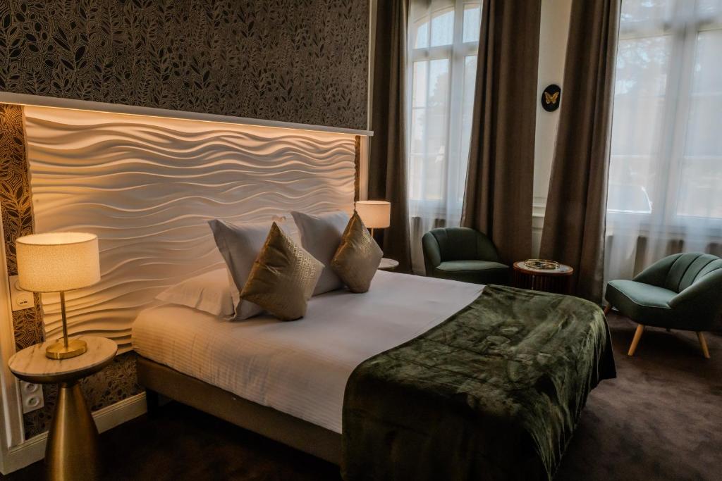 Postel nebo postele na pokoji v ubytování Grand Hôtel "Château de Sully" - Piscine & Spa -Teritoria