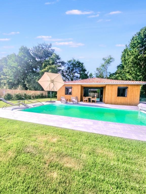 une villa avec une piscine et une maison dans l'établissement maison Lège cozy, à Lège-Cap-Ferret