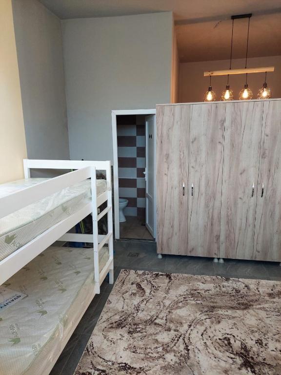 Postel nebo postele na pokoji v ubytování Guesthouse Prizreni