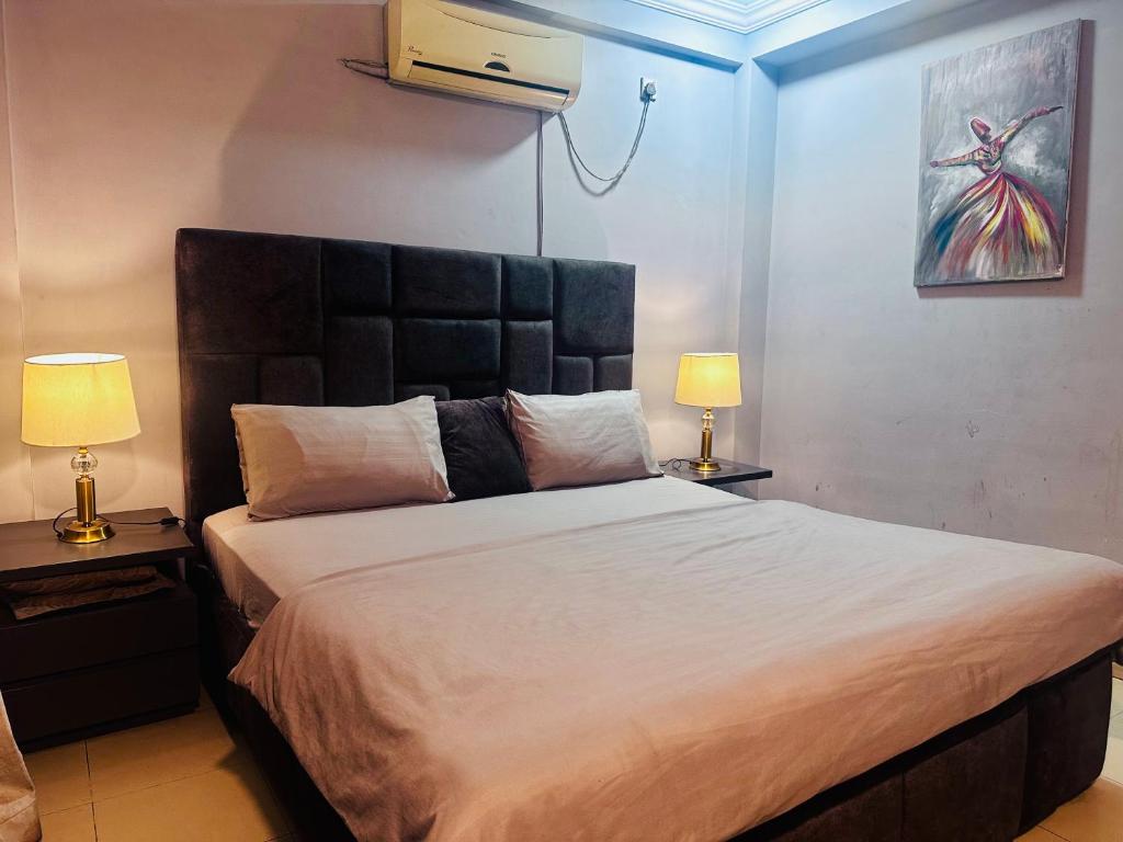 Postel nebo postele na pokoji v ubytování Apartment at bahria town