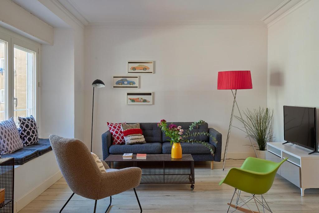 A seating area at Casa Cosi - Eixample 3