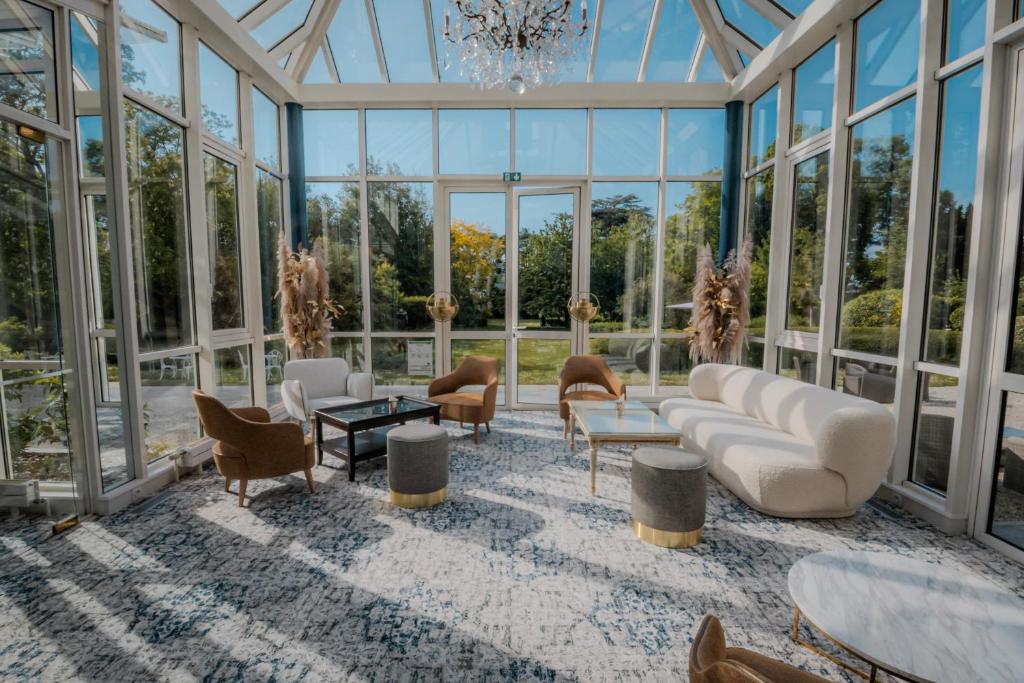 Posezení v ubytování Grand Hôtel "Château de Sully" - Piscine & Spa -Teritoria