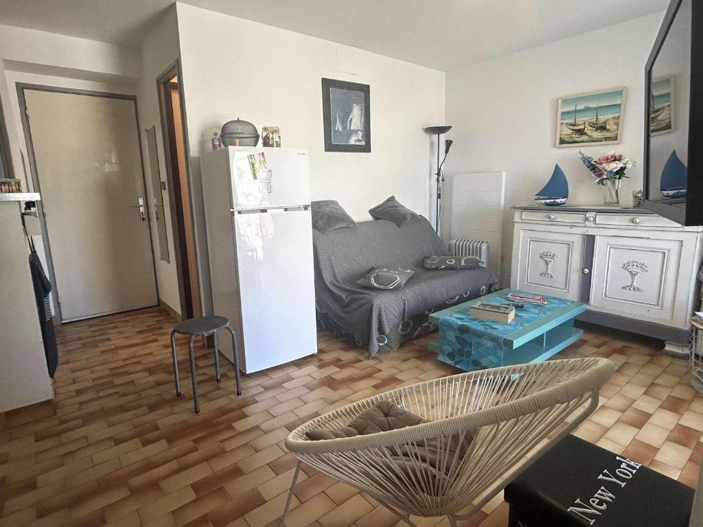 - un salon avec un canapé et un réfrigérateur dans l'établissement Appartement 2 pièces - Centre Port - Cap d'Agde - FR-1-249-436, au Cap d'Agde