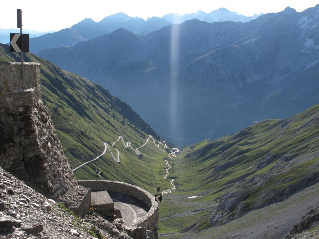 Aussicht von der Spitze eines Berges in der Unterkunft Berghotel Franzenshöhe in Trafoi