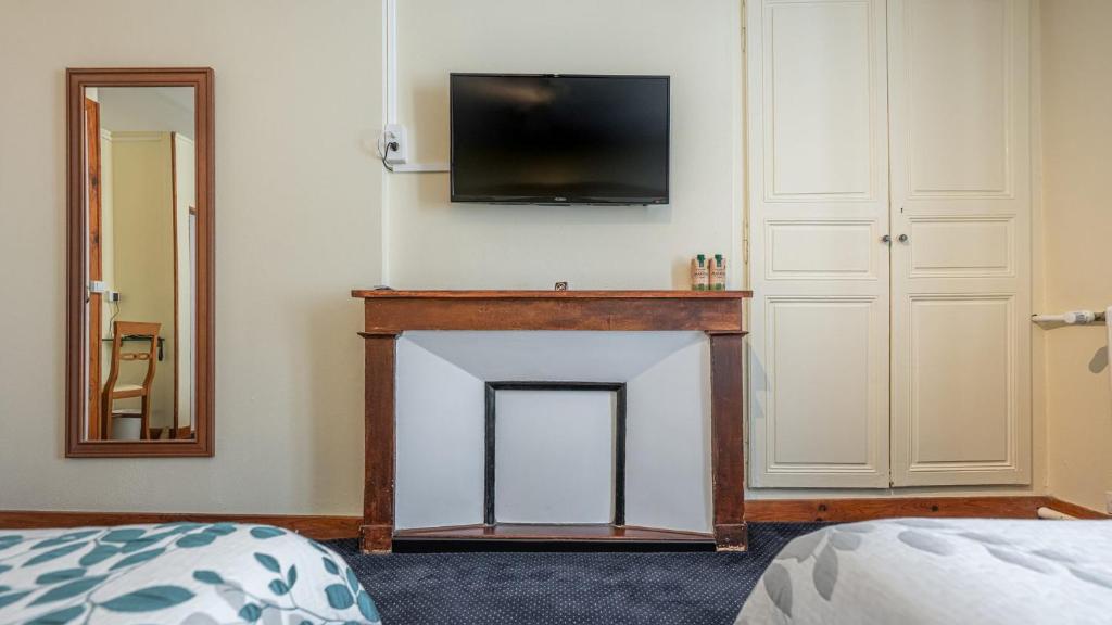 Postel nebo postele na pokoji v ubytování Logis Hôtel Central