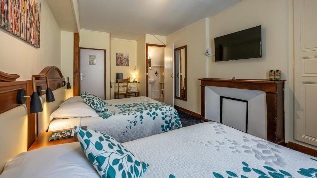 Postel nebo postele na pokoji v ubytování Logis Hôtel Central