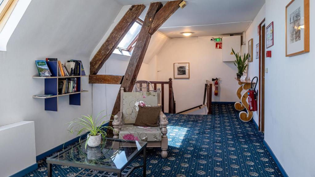 Posezení v ubytování Logis Hôtel Central