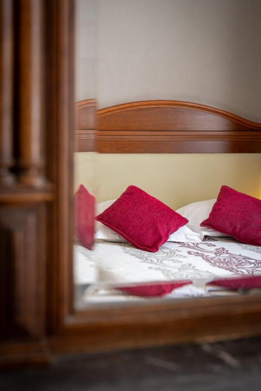 Postel nebo postele na pokoji v ubytování Logis Hôtel Central