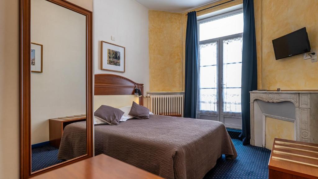 Postel nebo postele na pokoji v ubytování Logis Hôtel Central
