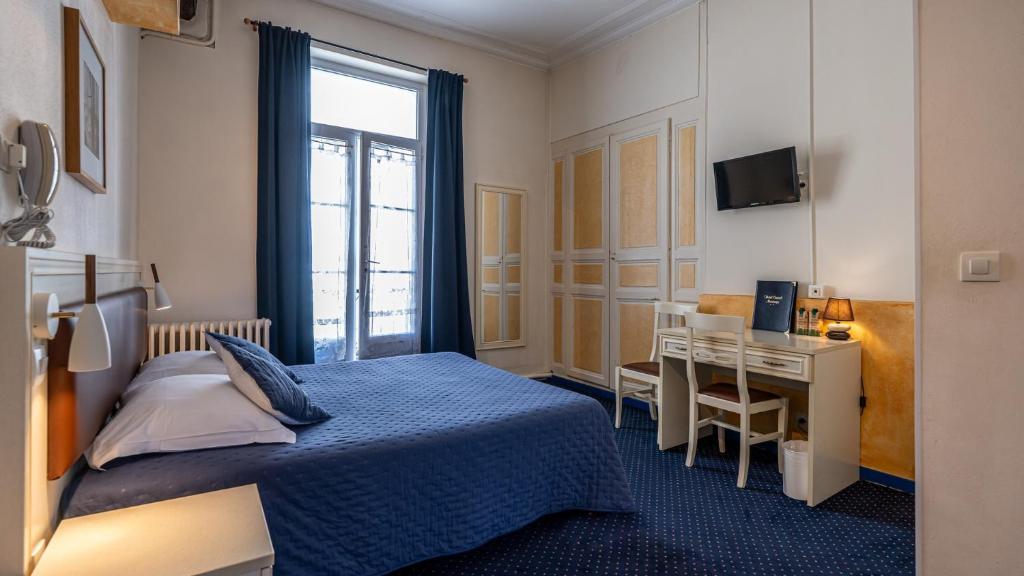 Postel nebo postele na pokoji v ubytování Logis Hôtel Central