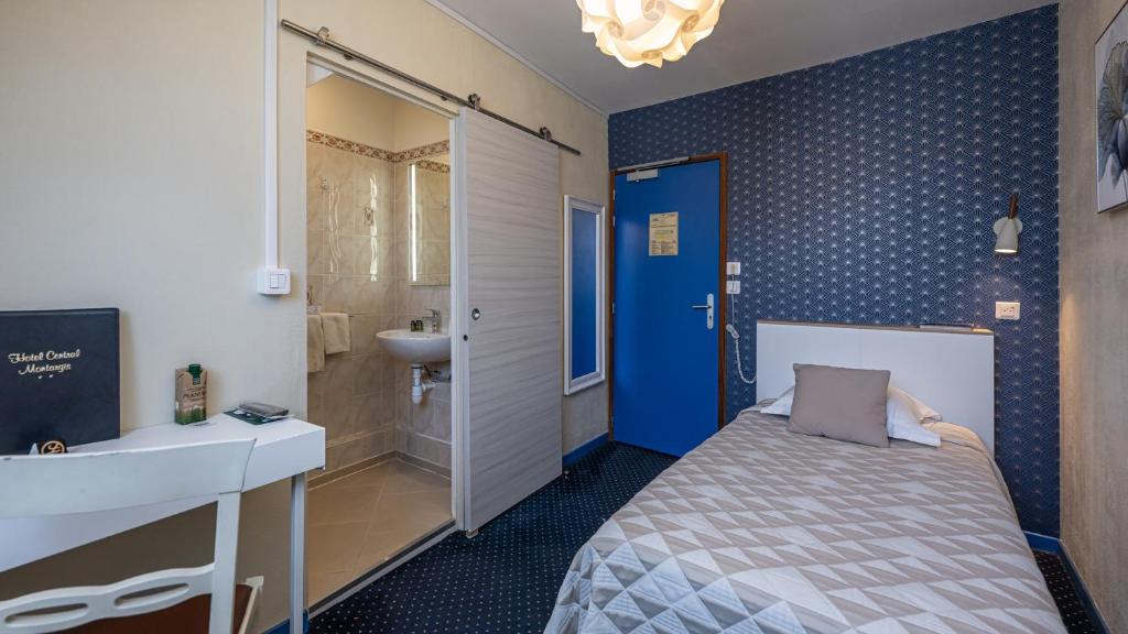 Postel nebo postele na pokoji v ubytování Logis Hôtel Central