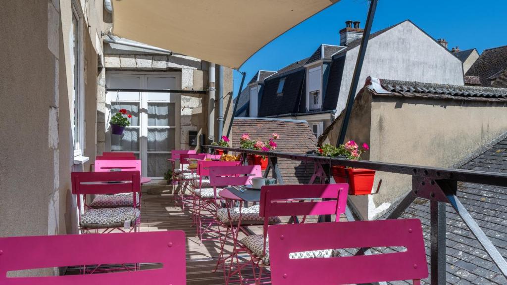 TV a/nebo společenská místnost v ubytování Logis Hôtel Central