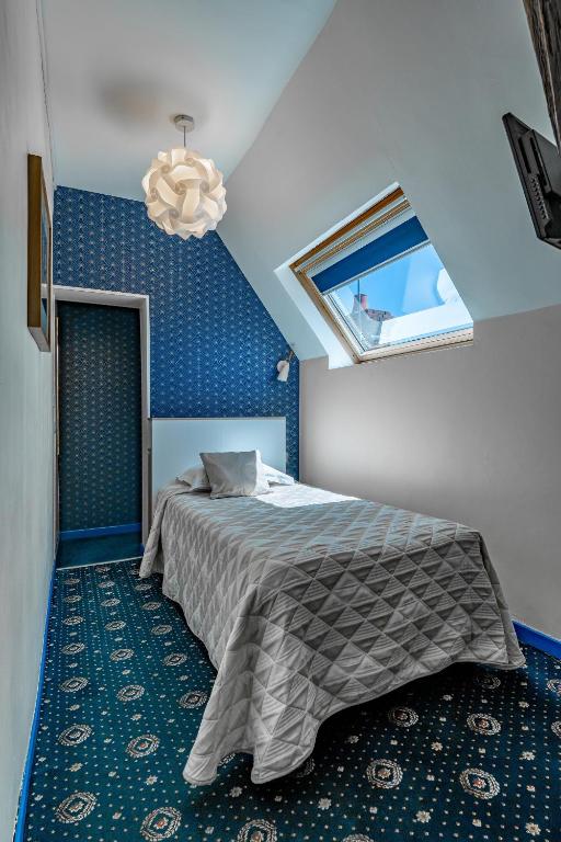 Postel nebo postele na pokoji v ubytování Logis Hôtel Central