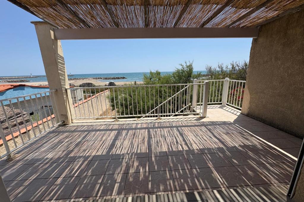 une grande terrasse avec vue sur la plage dans l'établissement The waterfront, à Frontignan