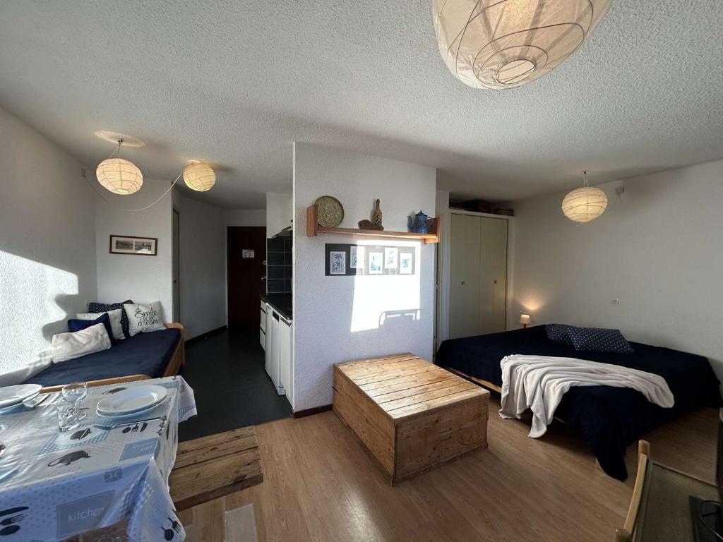 une chambre avec un lit et une table dedans dans l'établissement Studio coquet à Montgenèvre avec parking, idéal pour 3 personnes - FR-1-330D-64, à Montgenèvre