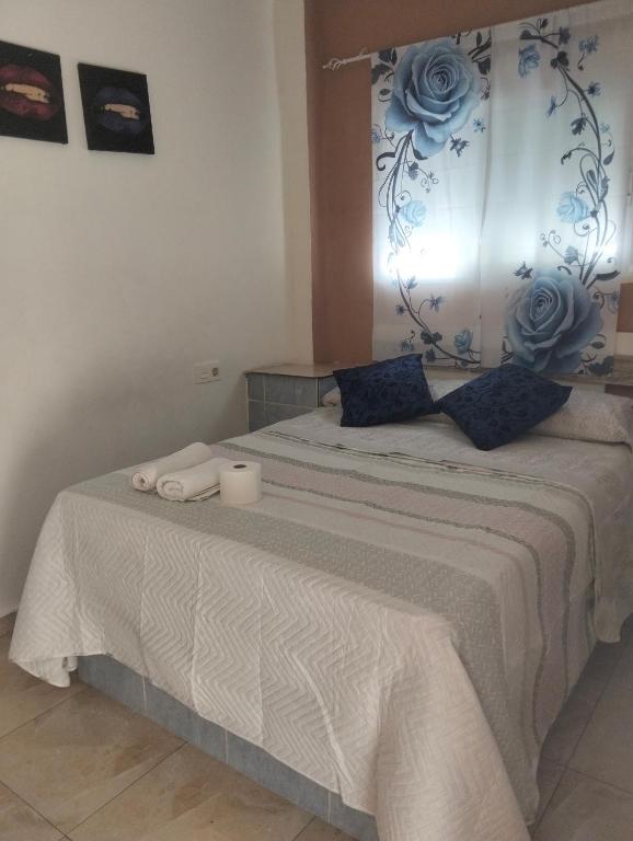 Un dormitorio con una cama con dos toallas encima. en Alojamiento Sheril Zaidín 1, en Granada