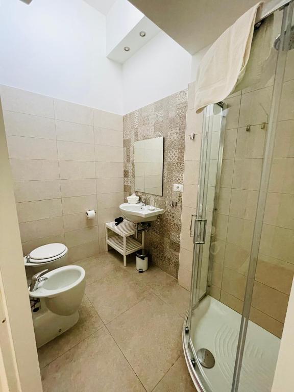 łazienka z toaletą, umywalką i prysznicem w obiekcie Domus Bianca Lancia w mieście Manfredonia