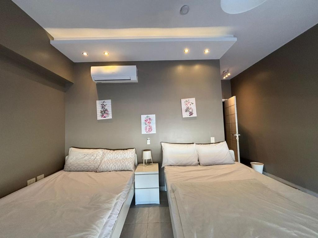 a room with two beds in a room at فيلا 5 نجوم بجاردن خاص راحة وفخامة في مكان واحد in El Alamein