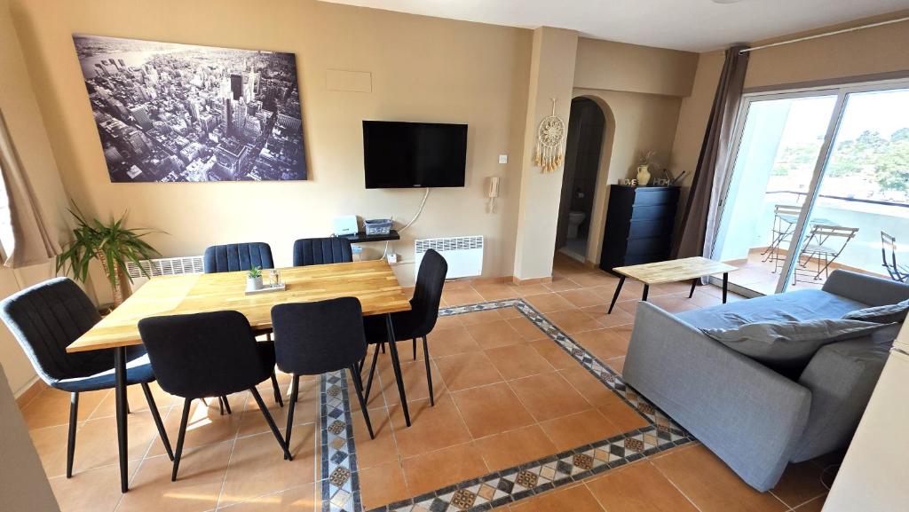 Una televisión o centro de entretenimiento en Charming 2BR Classic Flat with Fast Wi-Fi