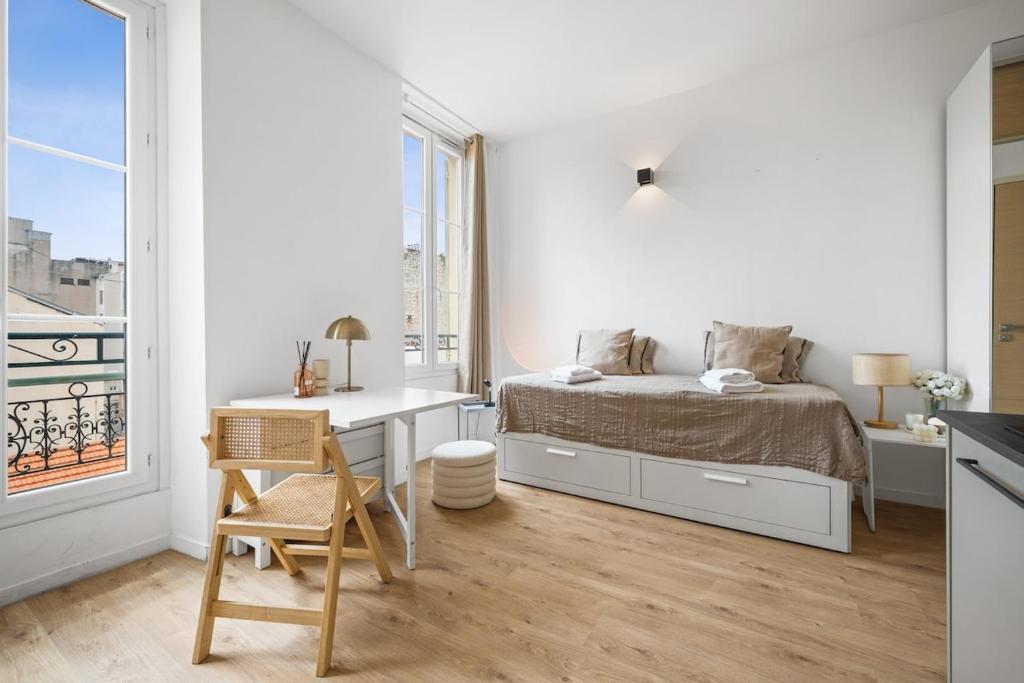une chambre avec un lit, un bureau et une fenêtre dans l'établissement Soleil Sucré - Splendid cocoon near Jean Médecin, à Nice