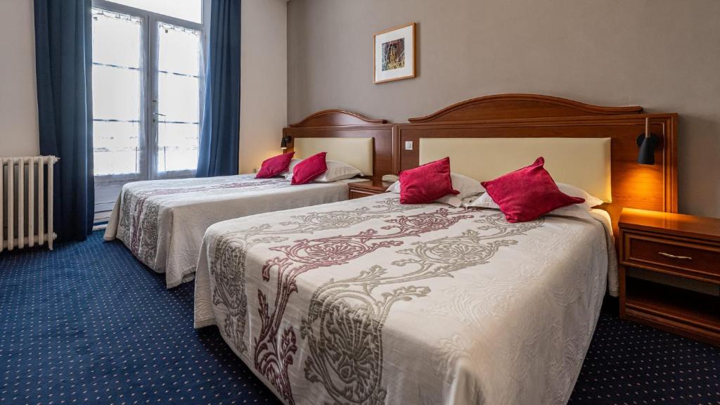 Postel nebo postele na pokoji v ubytování Logis Hôtel Central