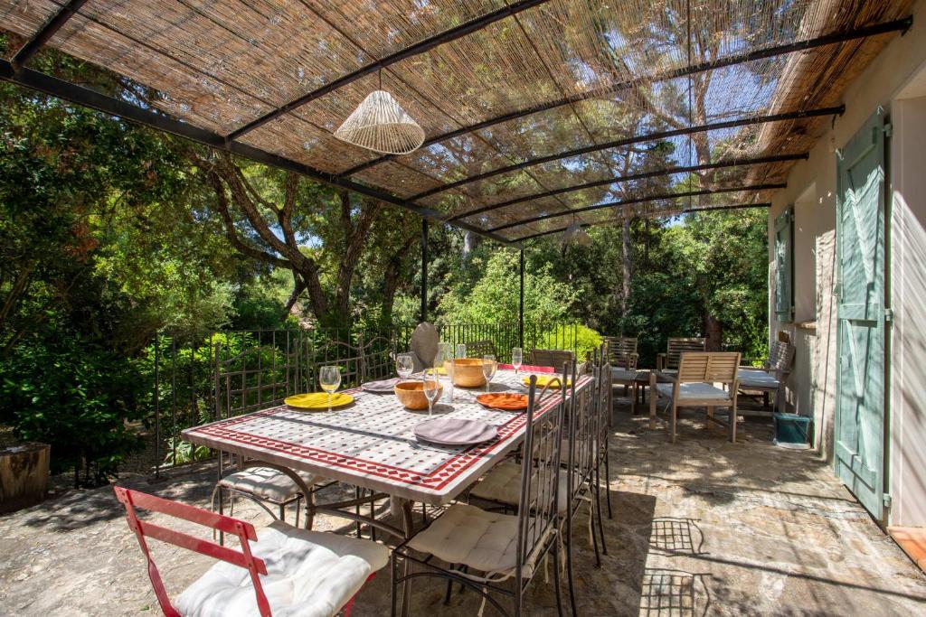 O grădină în afara Maison Lumière des Pins - Welkeys