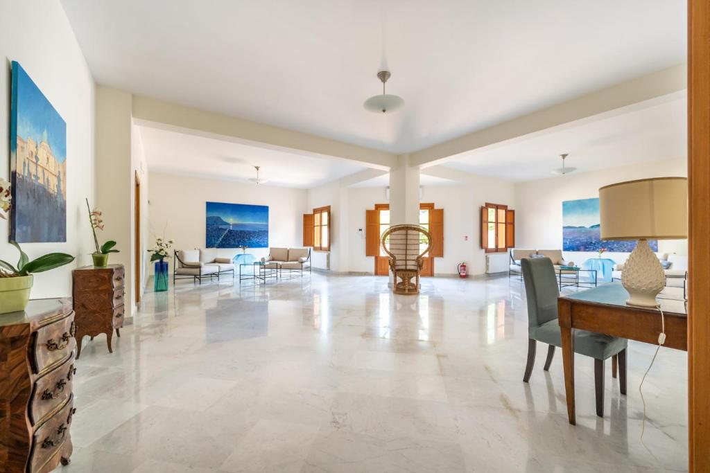 a large living room with a table and chairs at Il Giardino di Venere in Mondello