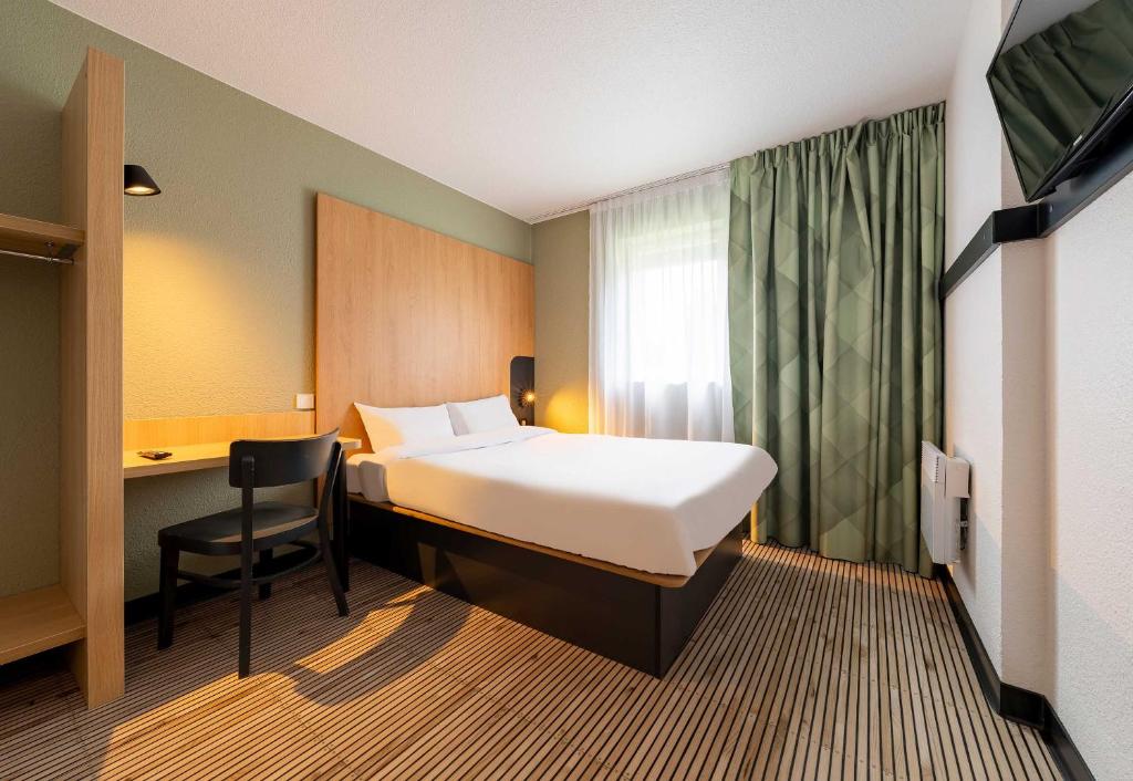 Postel nebo postele na pokoji v ubytování B&B HOTEL Calais Centre St Pierre