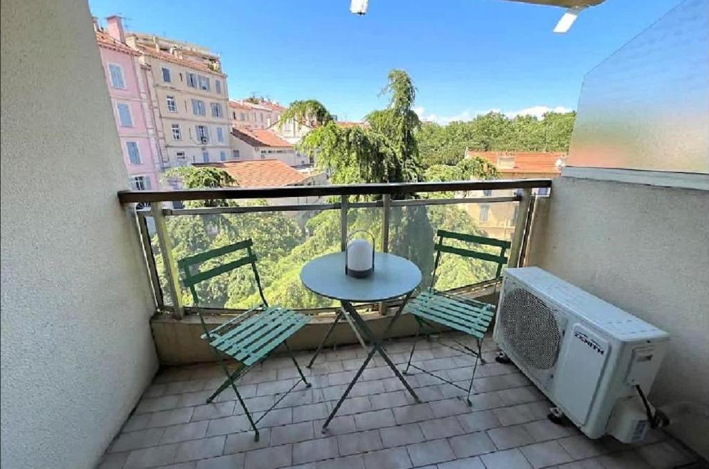 L'ILOT avec balcon, mignon et charmant, un havre de paix au cœur du centre-ville